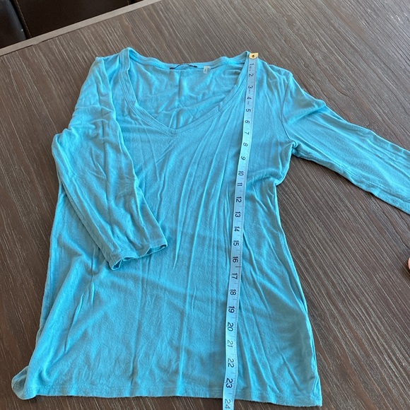 Tahari ladies three-quarter length V-neck T in size small. - Picture 6 of 6